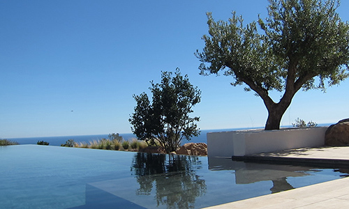 SOAVI Construction de piscines maçonnéen à débordemene, villa en Balagne, Haute Corse